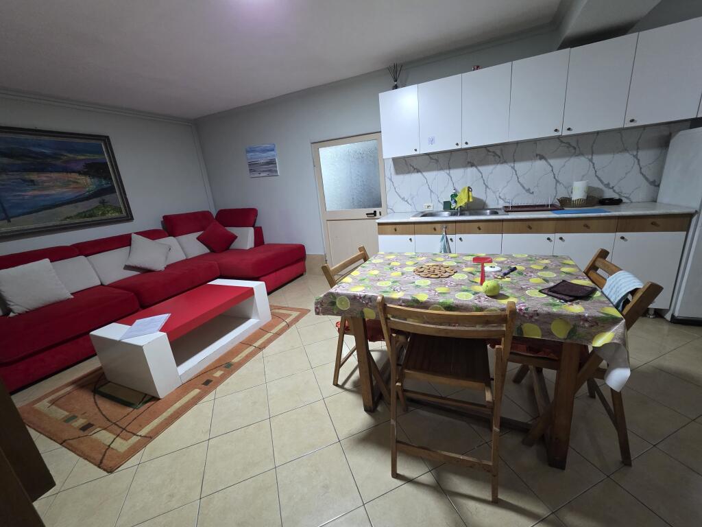 Jepet me qira 1+1 RRUGA MYSLYM SHYRI 400 mije leke