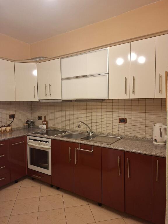 Apartament 1+1 me qira tek Pallatet Cabej