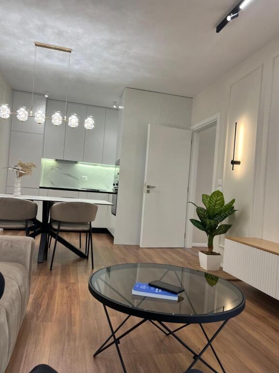 Jepet me qira 1+1 PORCELAN PERBALLE UET 750€