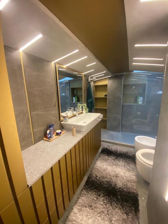 Affittasi 3+1+2+parcheggio 1700€ LAGO ASCIUTTO