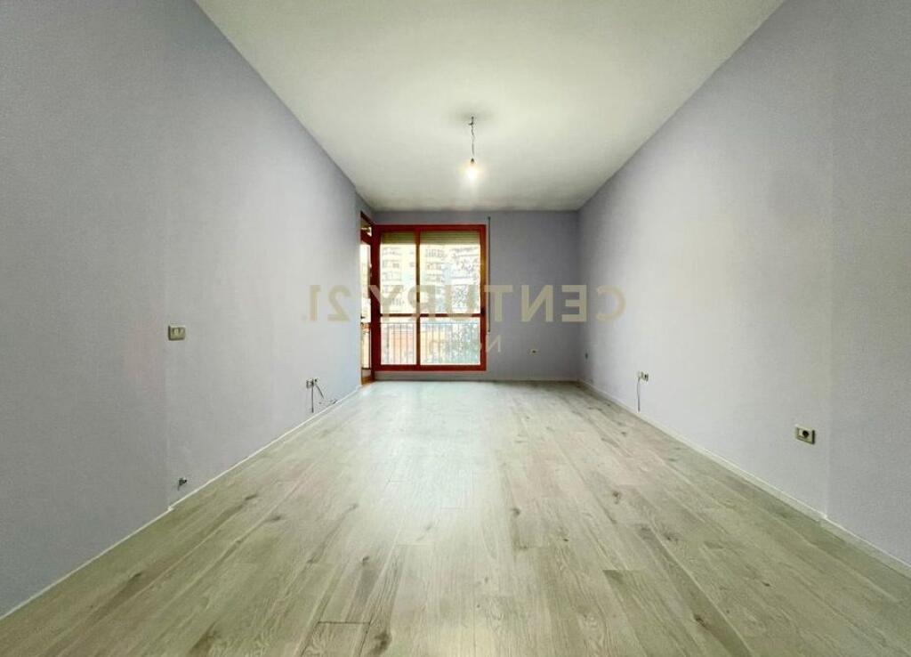 Zyre me qira + Post Parkimi , tek Komuna e Parisit,