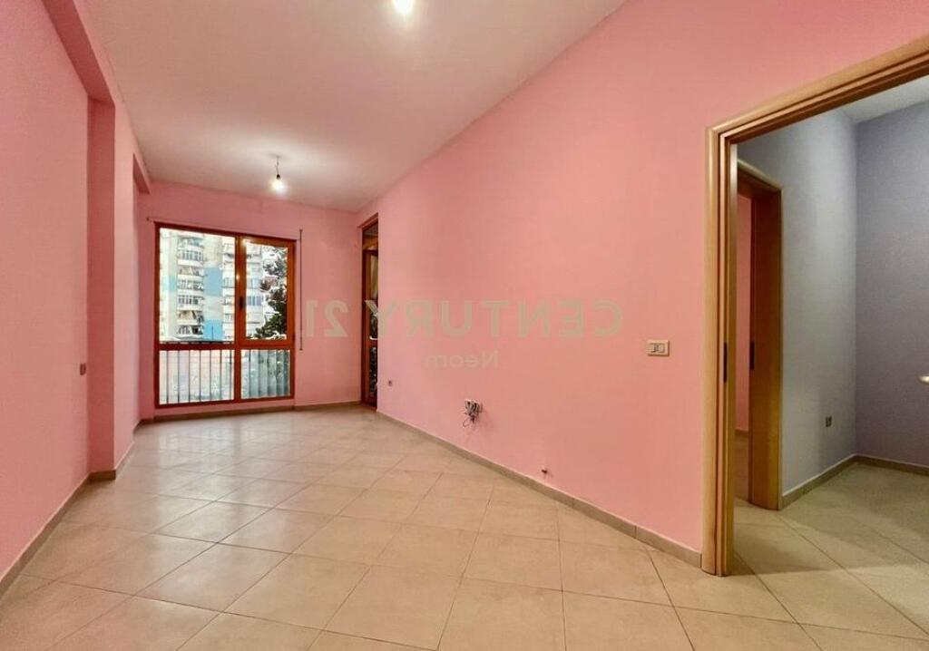 Zyre me qira + Post Parkimi , tek Komuna e Parisit,