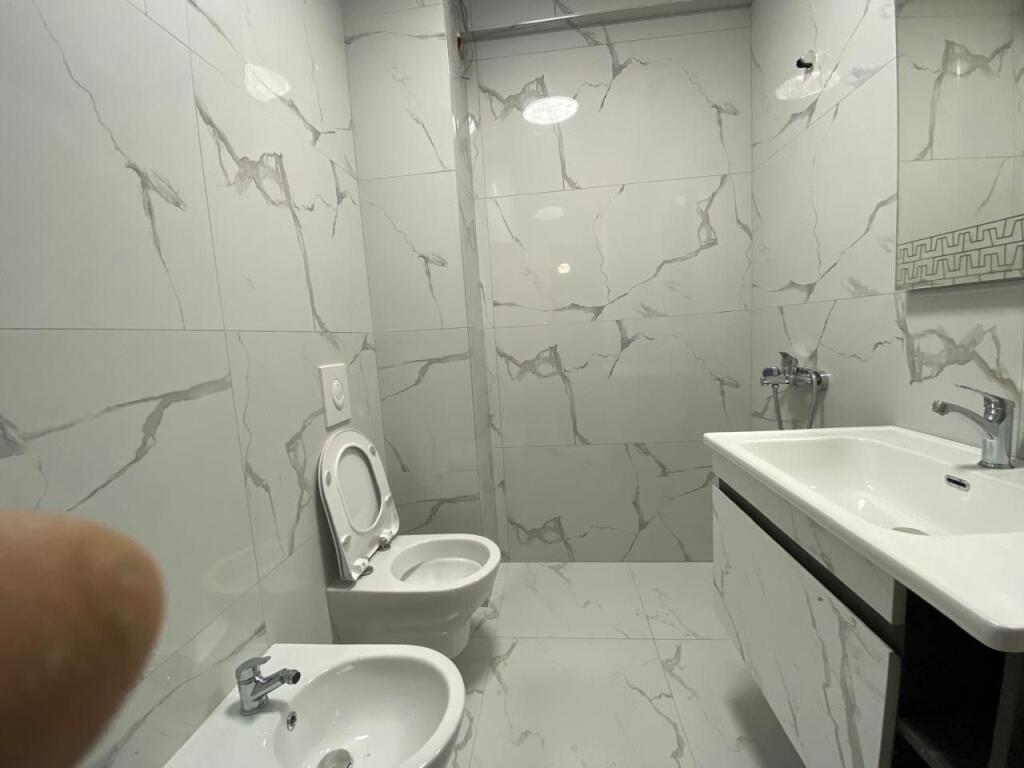 Affittasi 2+1+2 Giardino Botanico 50.000 lek