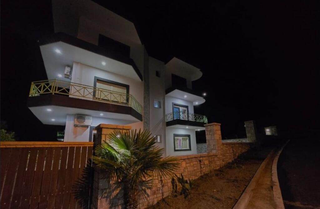 shitet ose jepet me qera  hotel  