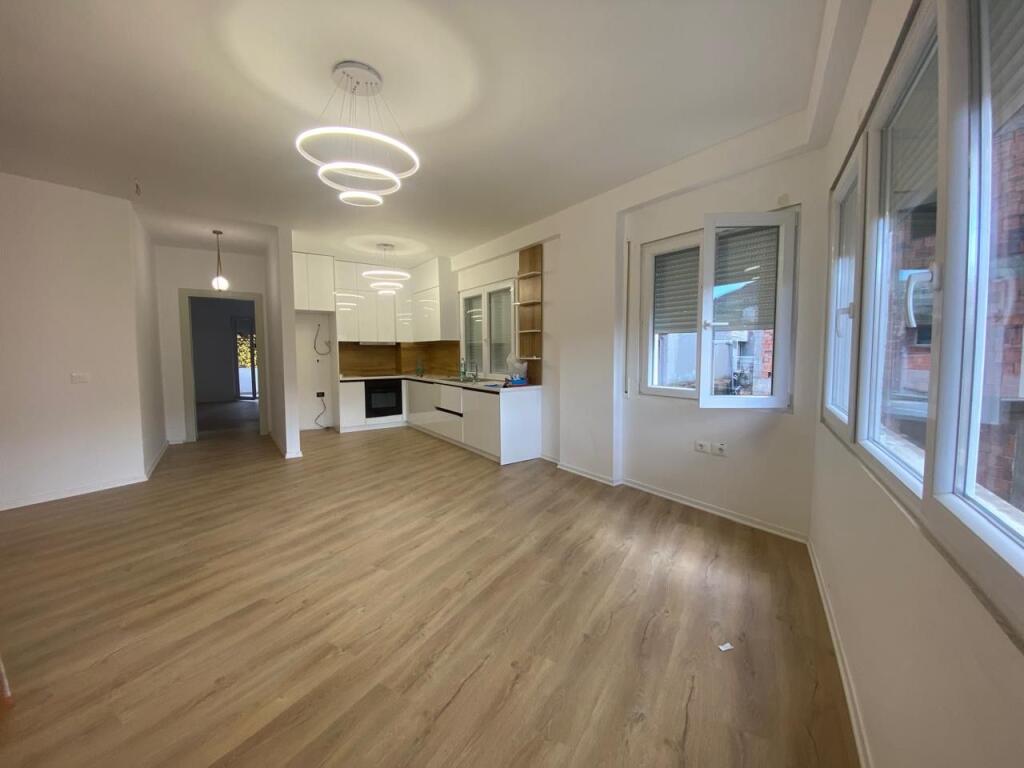 Affittasi 2+1+2 Giardino Botanico 50.000 lek