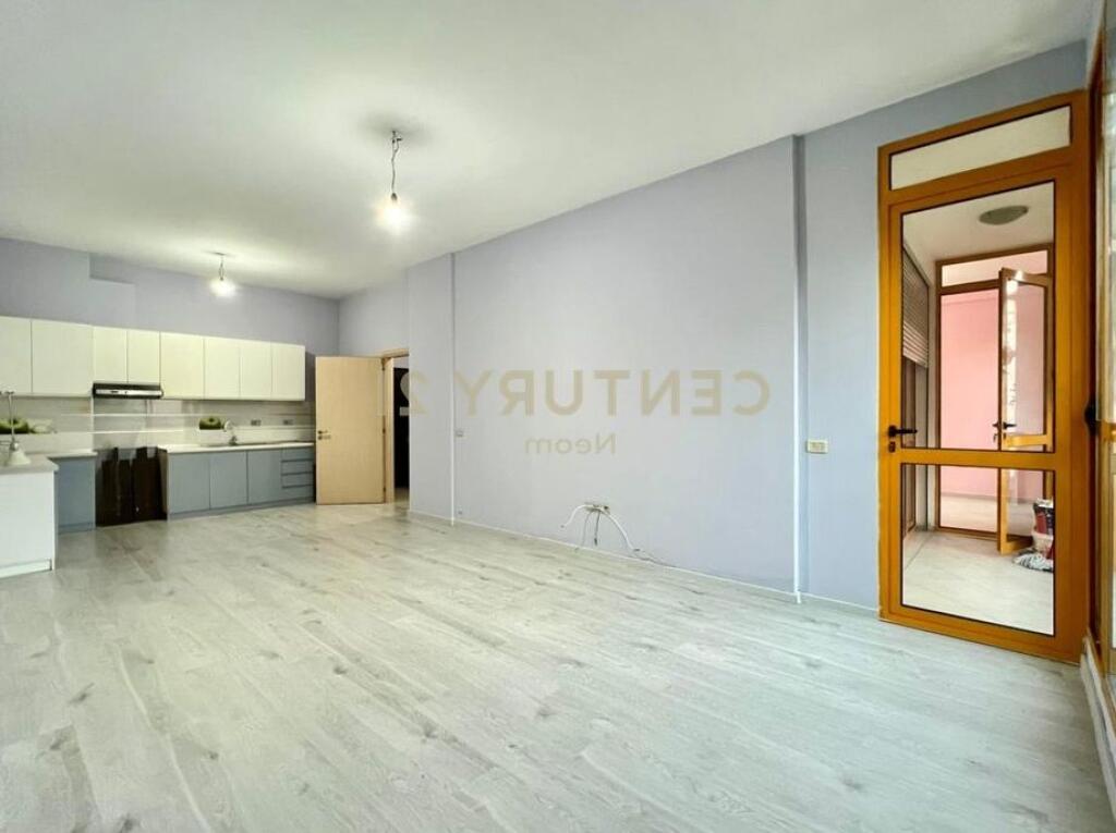 Zyre me qira + Post Parkimi , tek Komuna e Parisit,