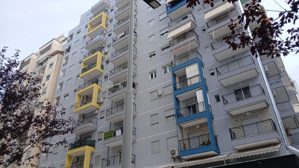 shitet apartament 115 metra te kombinati peshkut ne lagjen pavarsia