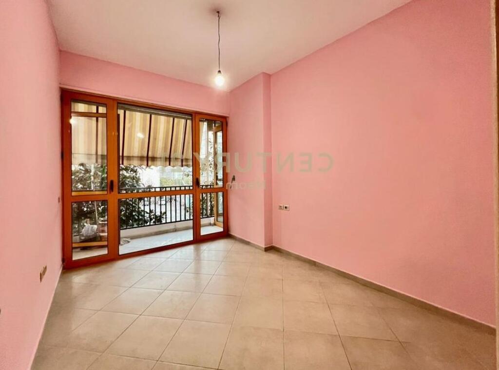 Zyre me qira + Post Parkimi , tek Komuna e Parisit,