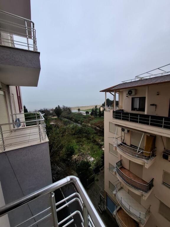 jepet me qera 2+1 tek shkembi i kavajes