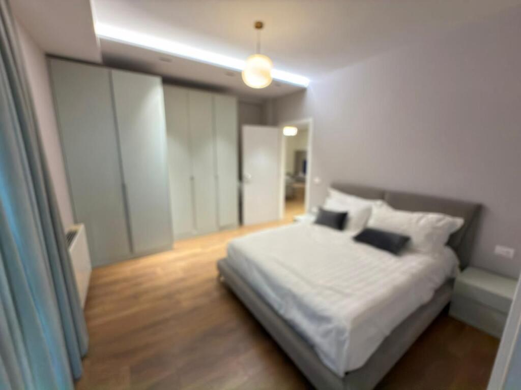 🏡 Super Rent Apartment 2+1 + Parking 📍 Tirana Center, 9-Floors 🏢 7th floor, new building with elevator 📐 130 m² 💶 1,200 €/month (parking included)  📞 Alesi Real Estate