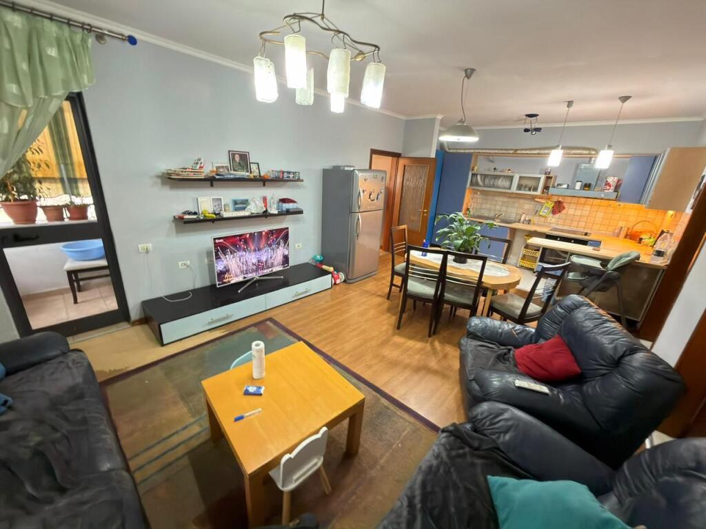 🏡 Shitet Apartament 3+1 📍 Afër Liqenit Artificial – Rruga e Kosovarëve 🏢 Kati 5, pallat me ashensor (2004) ☀️ Orientim Jug–Lindje 📐 103.6 m² 🌿 2 ballkone 🚿 1 tualet 🔧 Shitet bosh – ideal për investim  💶 250.000 €