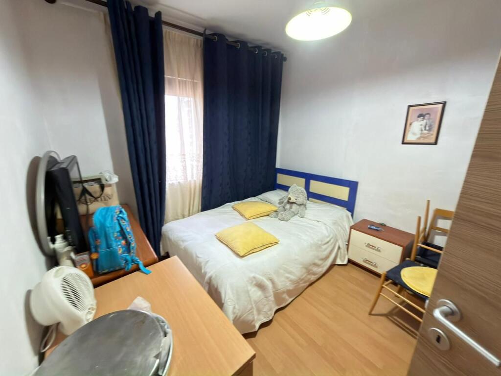 🏡 Shitet Apartament 3+1 📍 Afër Liqenit Artificial – Rruga e Kosovarëve 🏢 Kati 5, pallat me ashensor (2004) ☀️ Orientim Jug–Lindje 📐 103.6 m² 🌿 2 ballkone 🚿 1 tualet 🔧 Shitet bosh – ideal për investim  💶 250.000 €