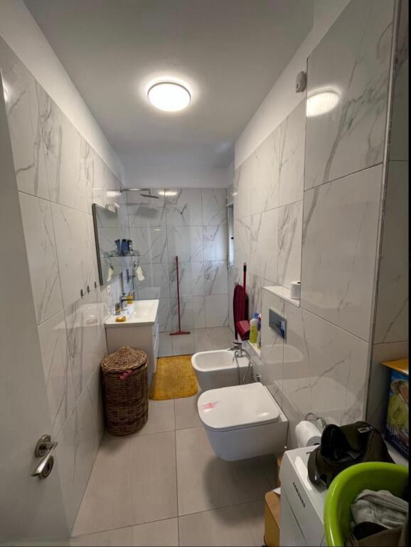 🏢 House for Sale – Vila Gold, Center  📐 91 m² | Typology 2+1 🏙️ 8th Floor (last) – building with elevator 🧭 Orientation East / North / West 🌅 Panoramic view ☀️ With solar panels ❄️ With air conditioners 🚿 Renovated bathroom, with window 🏗️ Built in 2025  💶 Price: 205,000 €