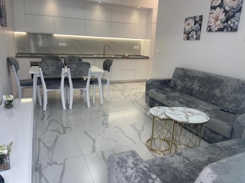 Apartment 2+1, Fusha Aviacionit!