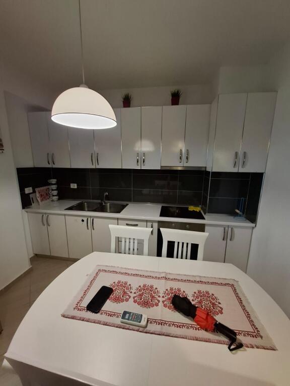 jepet me qera 2+1 tek shkembi i kavajes