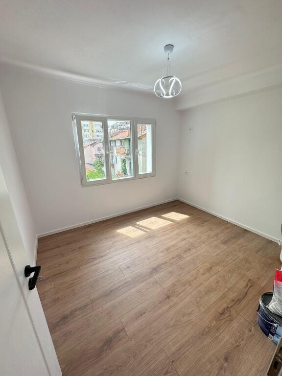 Shitet Apartament 2+1 – Rr. e Kavajës 🏙️  * Kati 4 * 64 m² neto * Totalisht i restauruar * Orientim Jug–Perëndim ☀️ * 2 dhoma gjumi, sallon, kuzhinë, banjo * 169,000 €