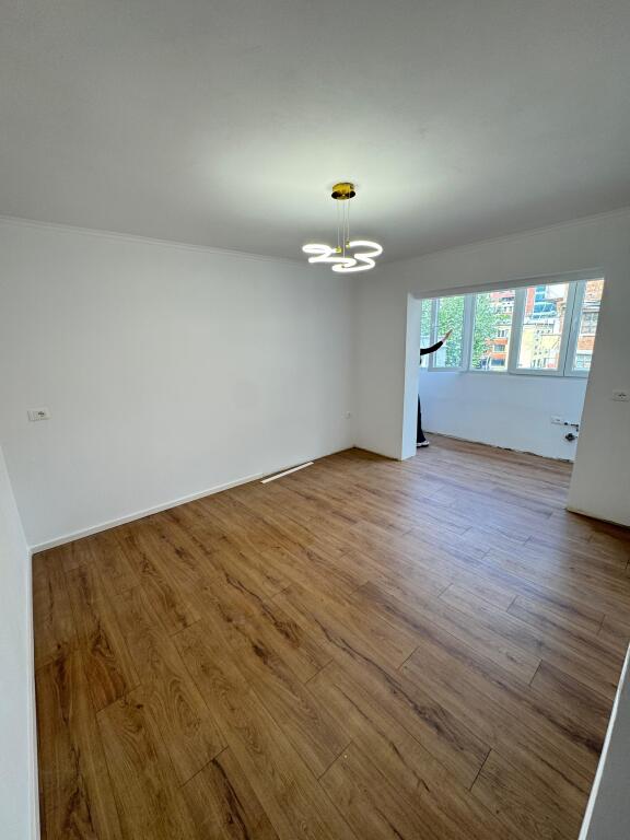 Shitet Apartament 2+1 – Rr. e Kavajës 🏙️  * Kati 4 * 64 m² neto * Totalisht i restauruar * Orientim Jug–Perëndim ☀️ * 2 dhoma gjumi, sallon, kuzhinë, banjo * 169,000 €