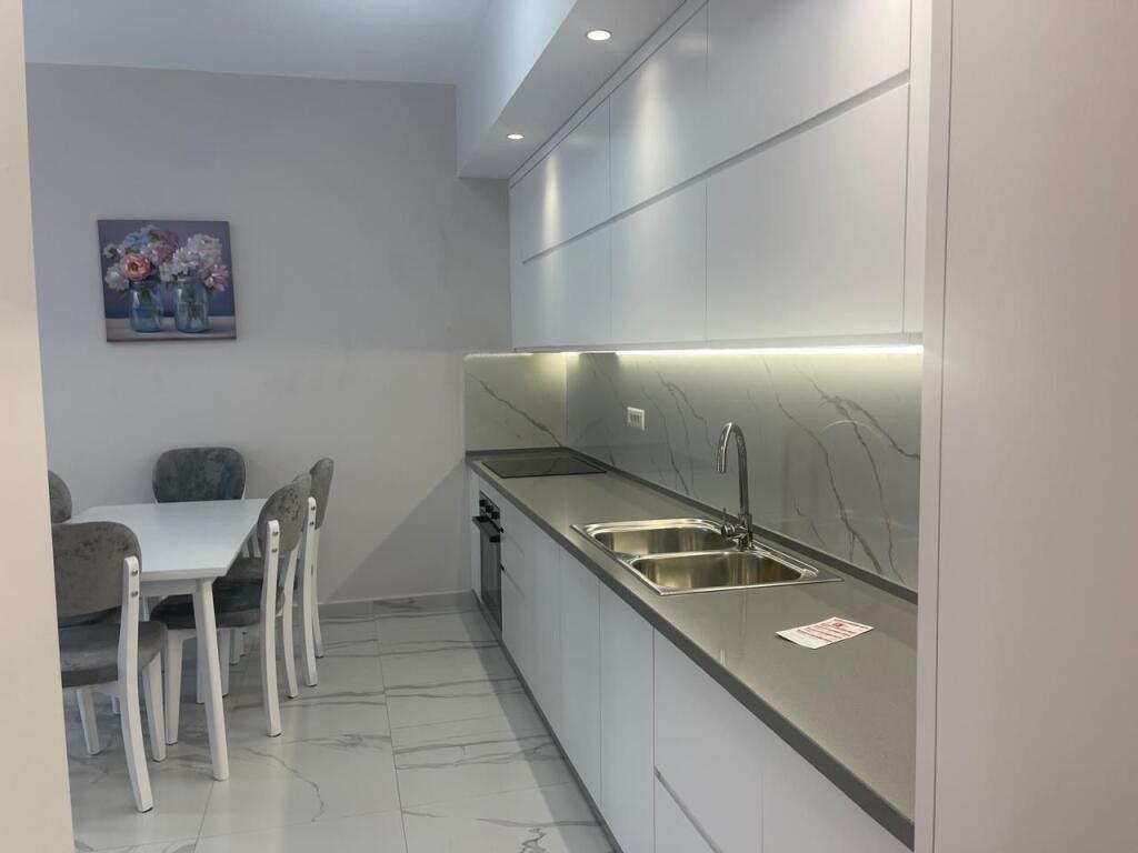 Apartment 2+1, Fusha Aviacionit!