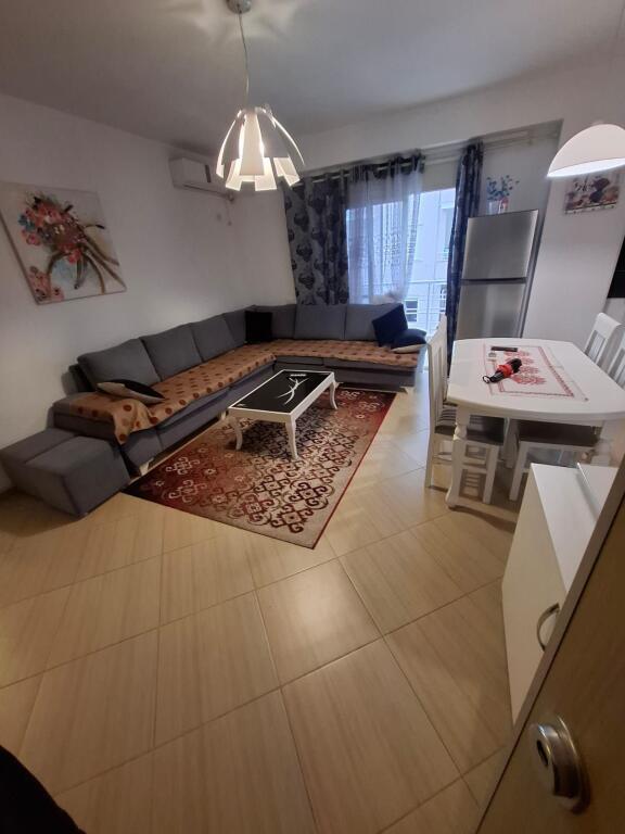 jepet me qera 2+1 tek shkembi i kavajes