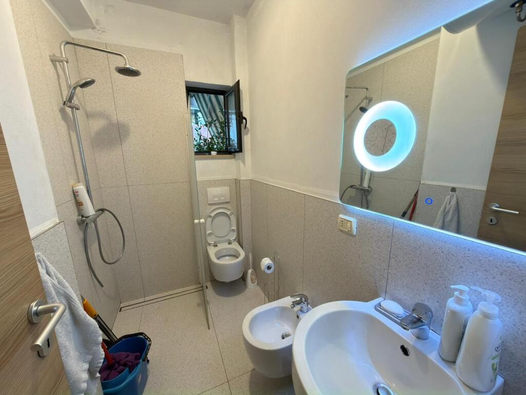 🏡 Shitet Apartament 3+1 📍 Afër Liqenit Artificial – Rruga e Kosovarëve 🏢 Kati 5, pallat me ashensor (2004) ☀️ Orientim Jug–Lindje 📐 103.6 m² 🌿 2 ballkone 🚿 1 tualet 🔧 Shitet bosh – ideal për investim  💶 250.000 €