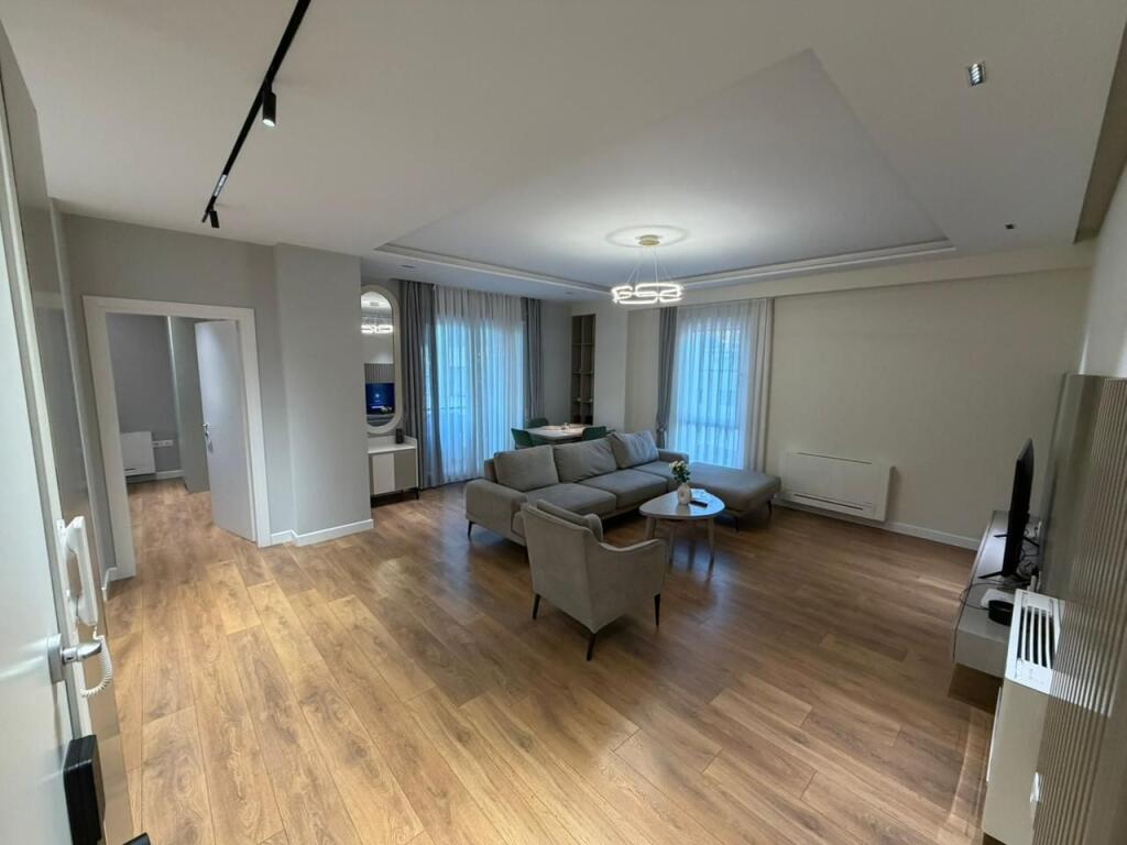 🏡 Super Rent Apartment 2+1 + Parking 📍 Tirana Center, 9-Floors 🏢 7th floor, new building with elevator 📐 130 m² 💶 1,200 €/month (parking included)  📞 Alesi Real Estate