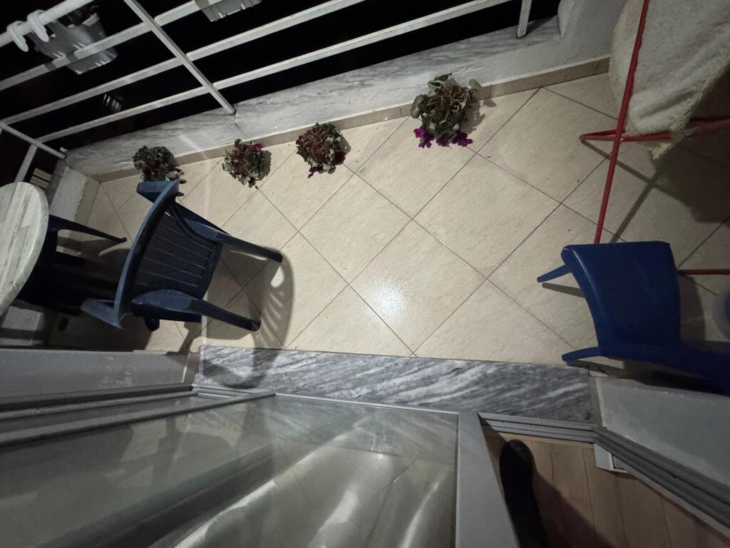 Apartament 1+1 me qira – Fresk, Tiranë 📍 Vendndodhja: Fresk 🏢 Kati: 5 (pallat me ashensor) 🛏️ Tipologjia: 1+1 (një dhomë gjumi + një sallon me kuzhinë) 💰 Çmimi: 30000  lekë/muaj