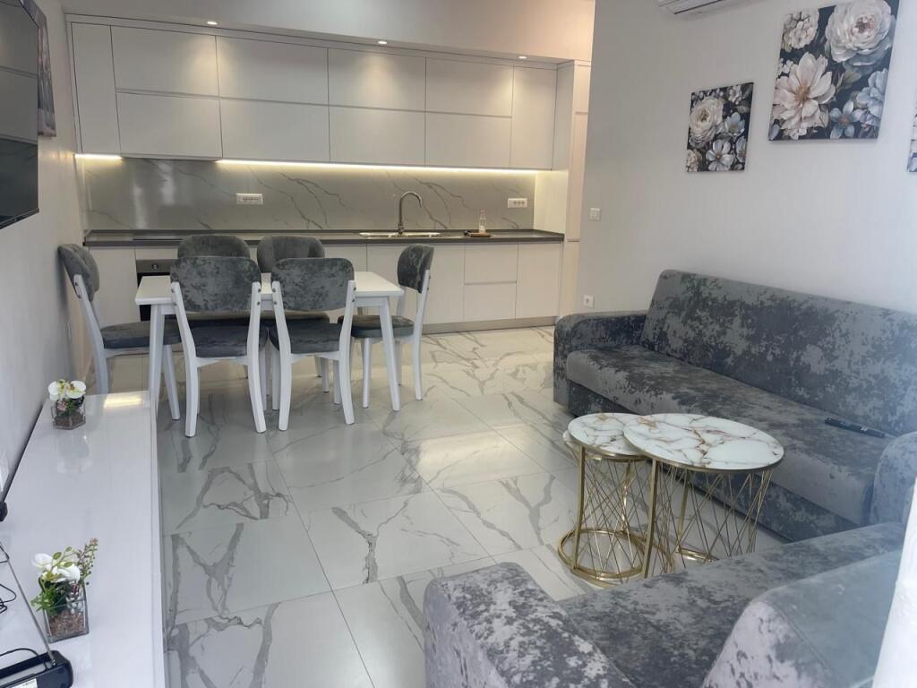 Apartment 2+1, Fusha Aviacionit!