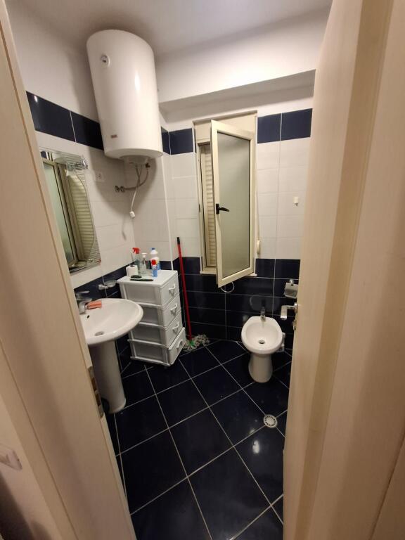 jepet me qera 2+1 tek shkembi i kavajes