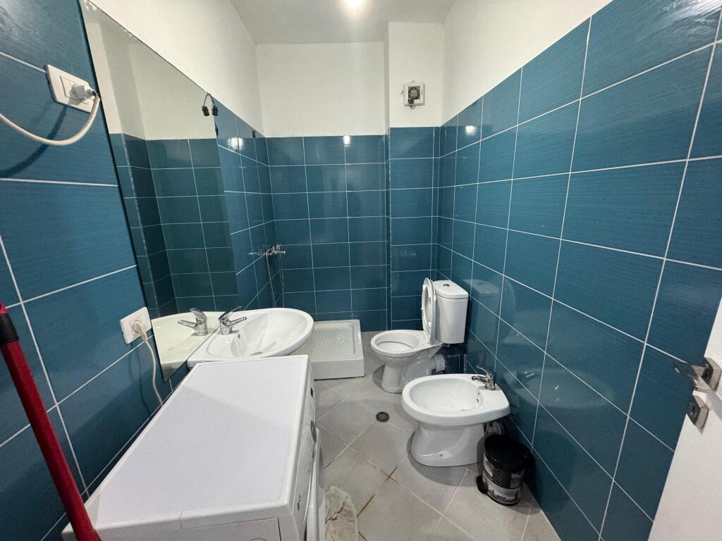 Apartament 1+1 me qira – Fresk, Tiranë 📍 Vendndodhja: Fresk 🏢 Kati: 5 (pallat me ashensor) 🛏️ Tipologjia: 1+1 (një dhomë gjumi + një sallon me kuzhinë) 💰 Çmimi: 30000  lekë/muaj