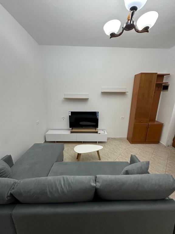 Jepet me qera 1+1 kat vile te Ali Demi