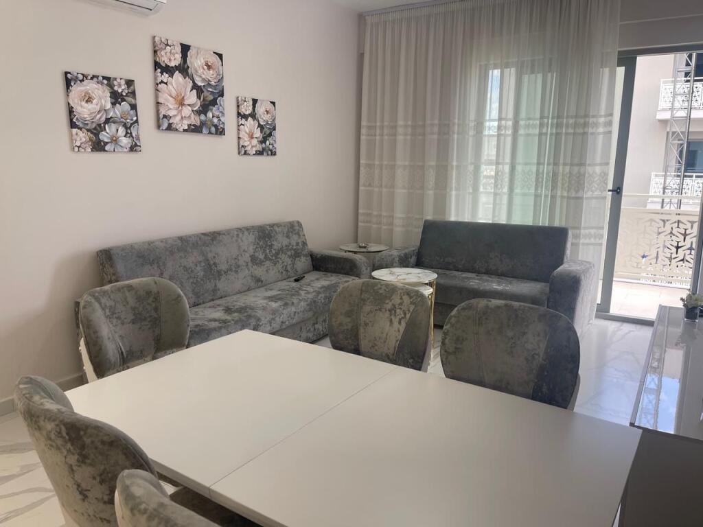 Apartment 2+1, Fusha Aviacionit!