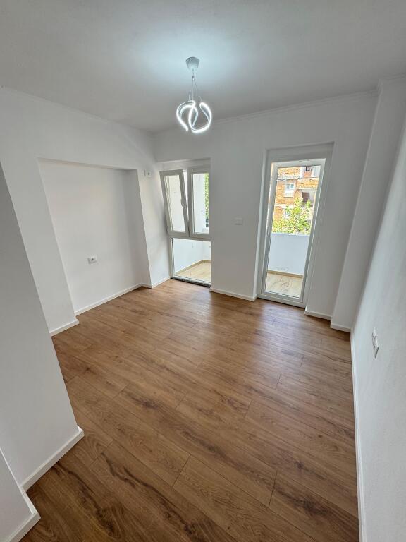 Shitet Apartament 2+1 – Rr. e Kavajës 🏙️  * Kati 4 * 64 m² neto * Totalisht i restauruar * Orientim Jug–Perëndim ☀️ * 2 dhoma gjumi, sallon, kuzhinë, banjo * 169,000 €