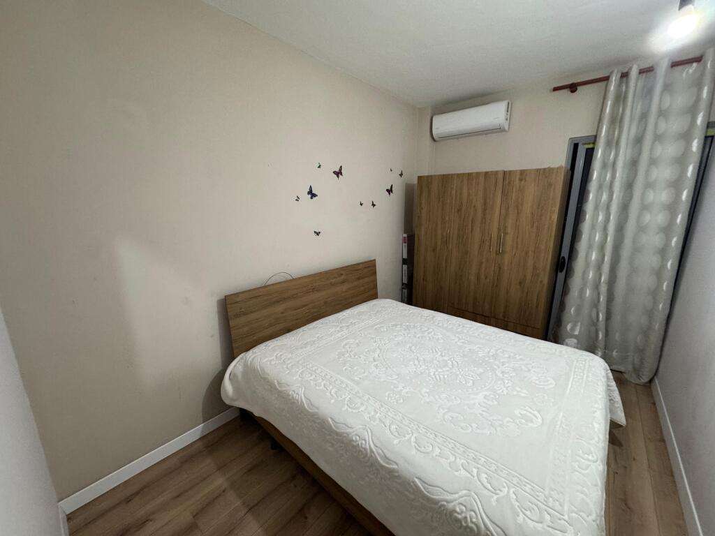 Apartament 1+1 me qira – Fresk, Tiranë 📍 Vendndodhja: Fresk 🏢 Kati: 5 (pallat me ashensor) 🛏️ Tipologjia: 1+1 (një dhomë gjumi + një sallon me kuzhinë) 💰 Çmimi: 30000  lekë/muaj