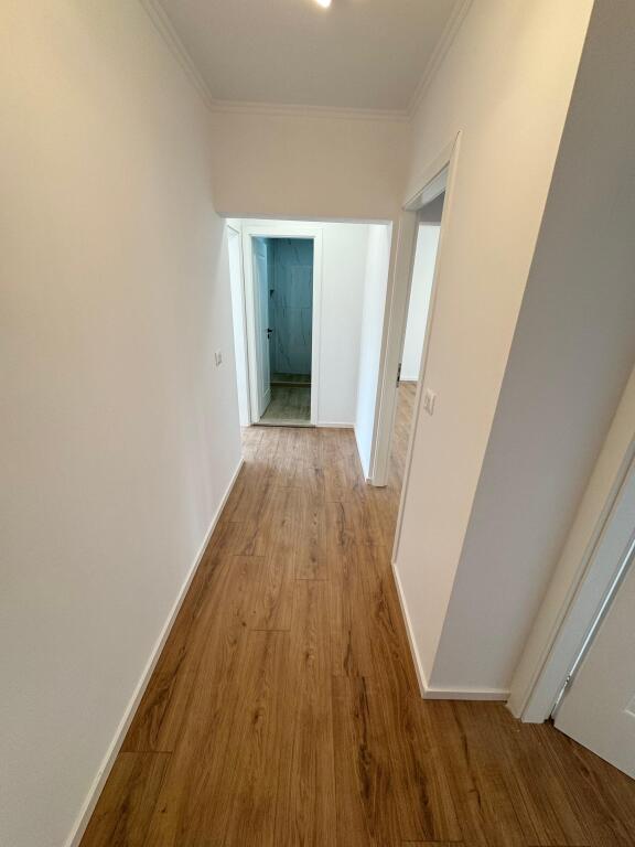 Shitet Apartament 2+1 – Rr. e Kavajës 🏙️  * Kati 4 * 64 m² neto * Totalisht i restauruar * Orientim Jug–Perëndim ☀️ * 2 dhoma gjumi, sallon, kuzhinë, banjo * 169,000 €
