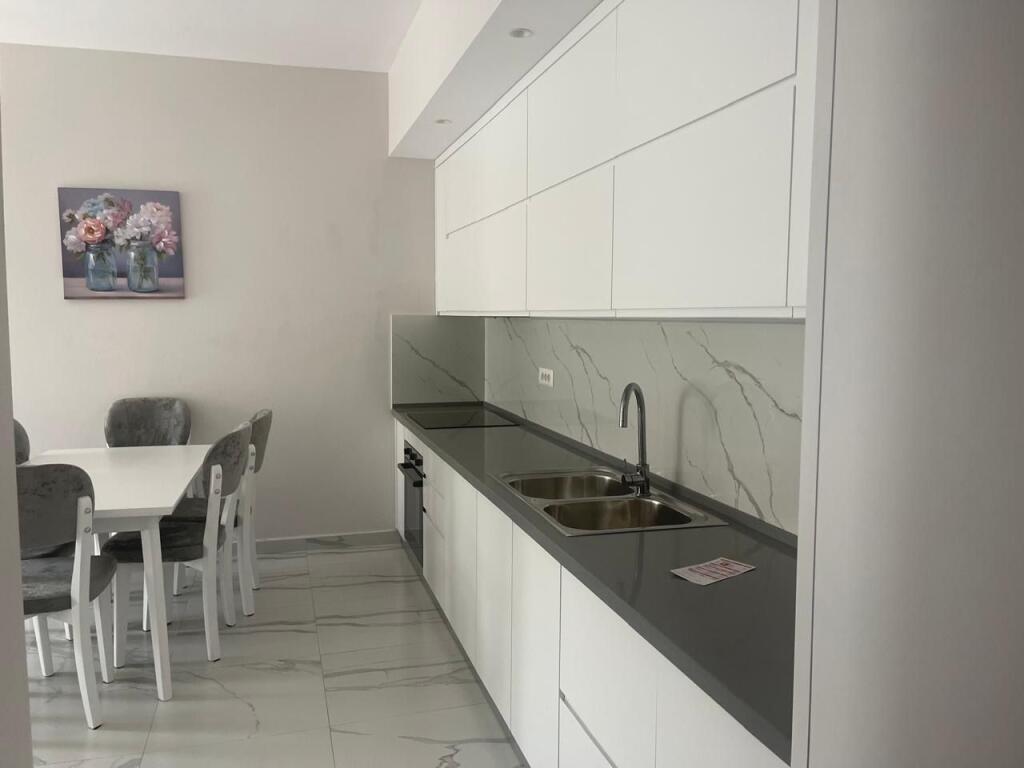 Apartment 2+1, Fusha Aviacionit!