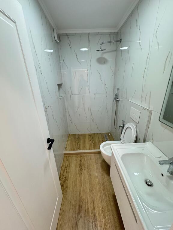 Shitet Apartament 2+1 – Rr. e Kavajës 🏙️  * Kati 4 * 64 m² neto * Totalisht i restauruar * Orientim Jug–Perëndim ☀️ * 2 dhoma gjumi, sallon, kuzhinë, banjo * 169,000 €