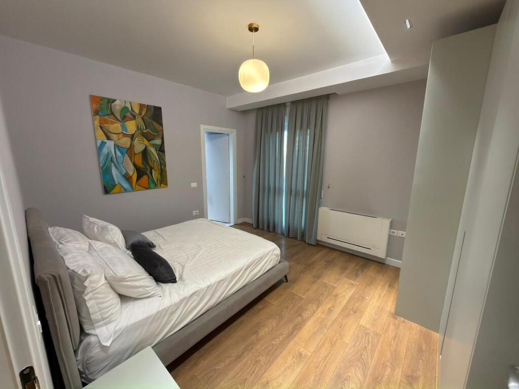 🏡 Super Rent Apartment 2+1 + Parking 📍 Tirana Center, 9-Floors 🏢 7th floor, new building with elevator 📐 130 m² 💶 1,200 €/month (parking included)  📞 Alesi Real Estate