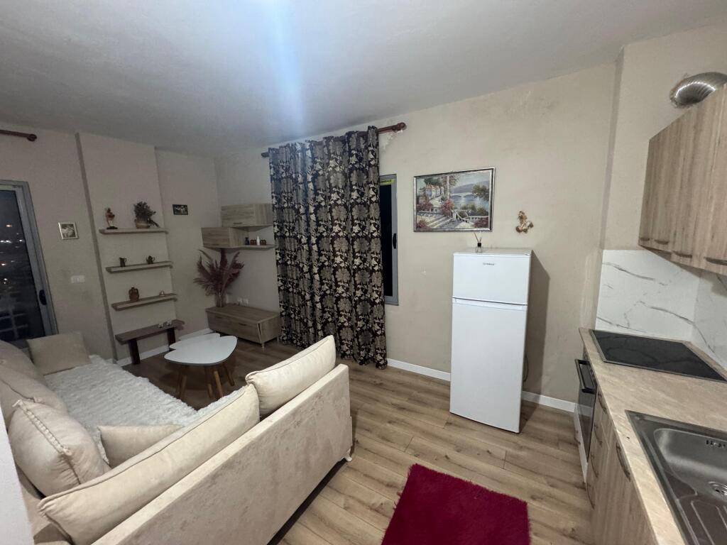 Apartament 1+1 me qira – Fresk, Tiranë 📍 Vendndodhja: Fresk 🏢 Kati: 5 (pallat me ashensor) 🛏️ Tipologjia: 1+1 (një dhomë gjumi + një sallon me kuzhinë) 💰 Çmimi: 30000  lekë/muaj