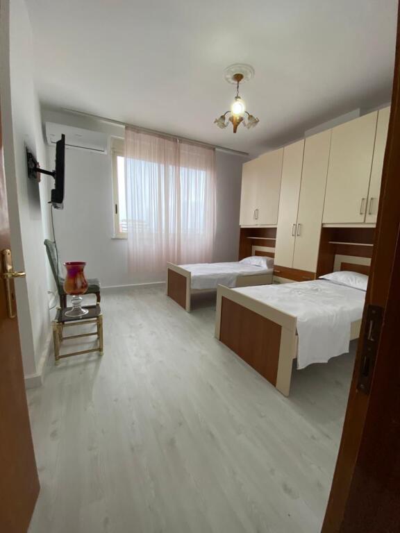 Jepet me qira apartament 2+1 në qendër të Durrësit, pranë Poliklinikës