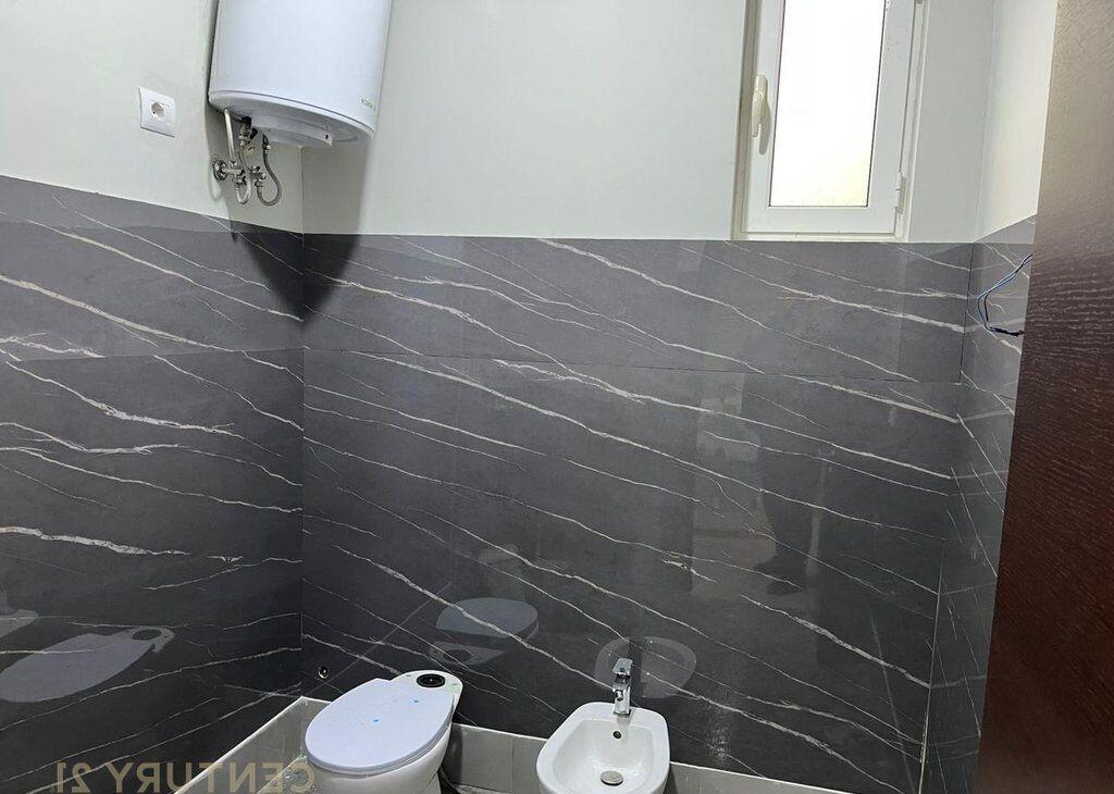 Jepet me qira shtëpi private me oborr në Tiranë, zona Saukut, “Te Pamja”.