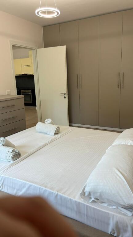 Jepet me qira 1+1 RRUGA 5 MAJI 45.000 leke