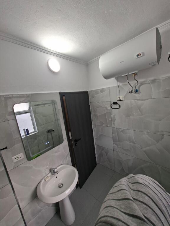 Jepet me qira 1+1 Fresku 30.000 leke