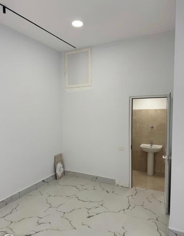 🏬 Dyqan me Qira – Rruga Mine Peza | Pranë Qendrës