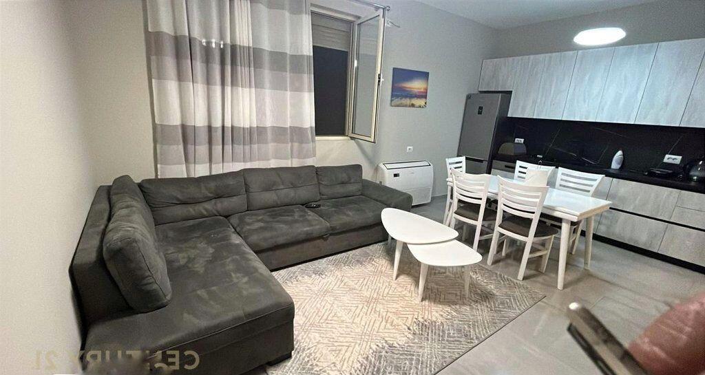 Jepet me qira shtëpi private me oborr në Tiranë, zona Saukut, “Te Pamja”.