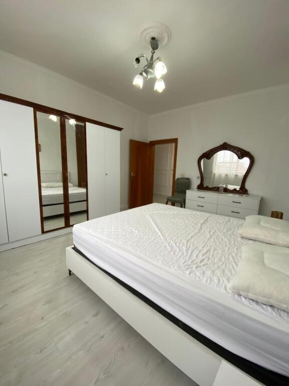 Jepet me qira apartament 2+1 në qendër të Durrësit, pranë Poliklinikës