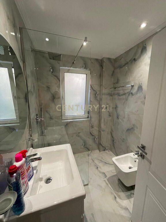 Appartamento 2+1 con 2 posti auto in affitto a Liqeni i Thate.