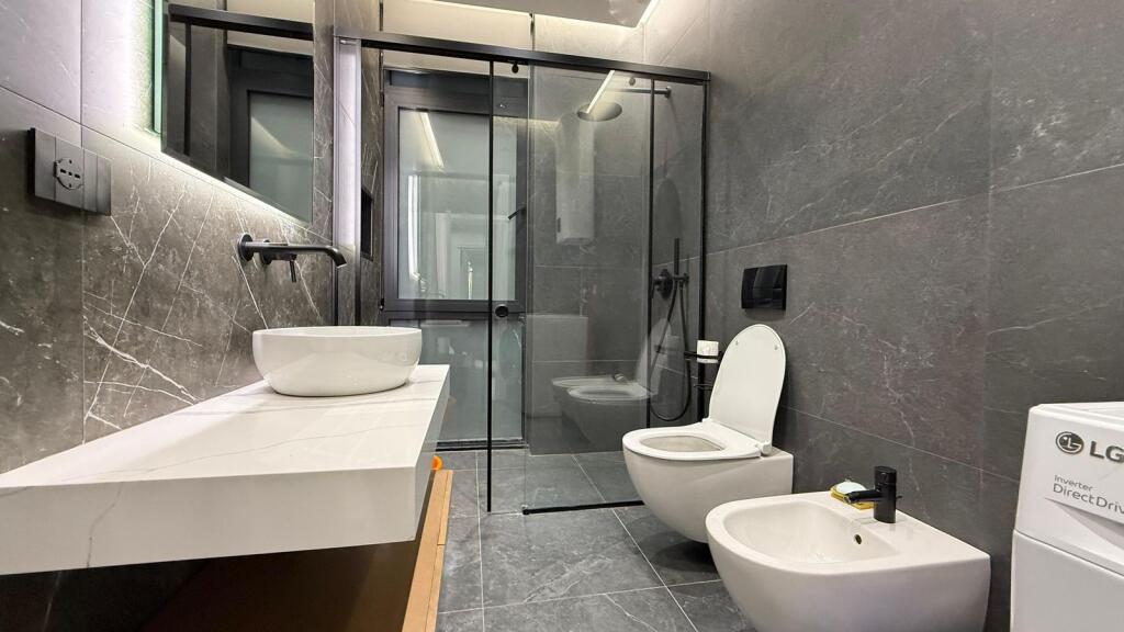 Qira apartament 1+1 me Post Parkimi i sapomobiluar , fundi Bulevardi i Ri !!