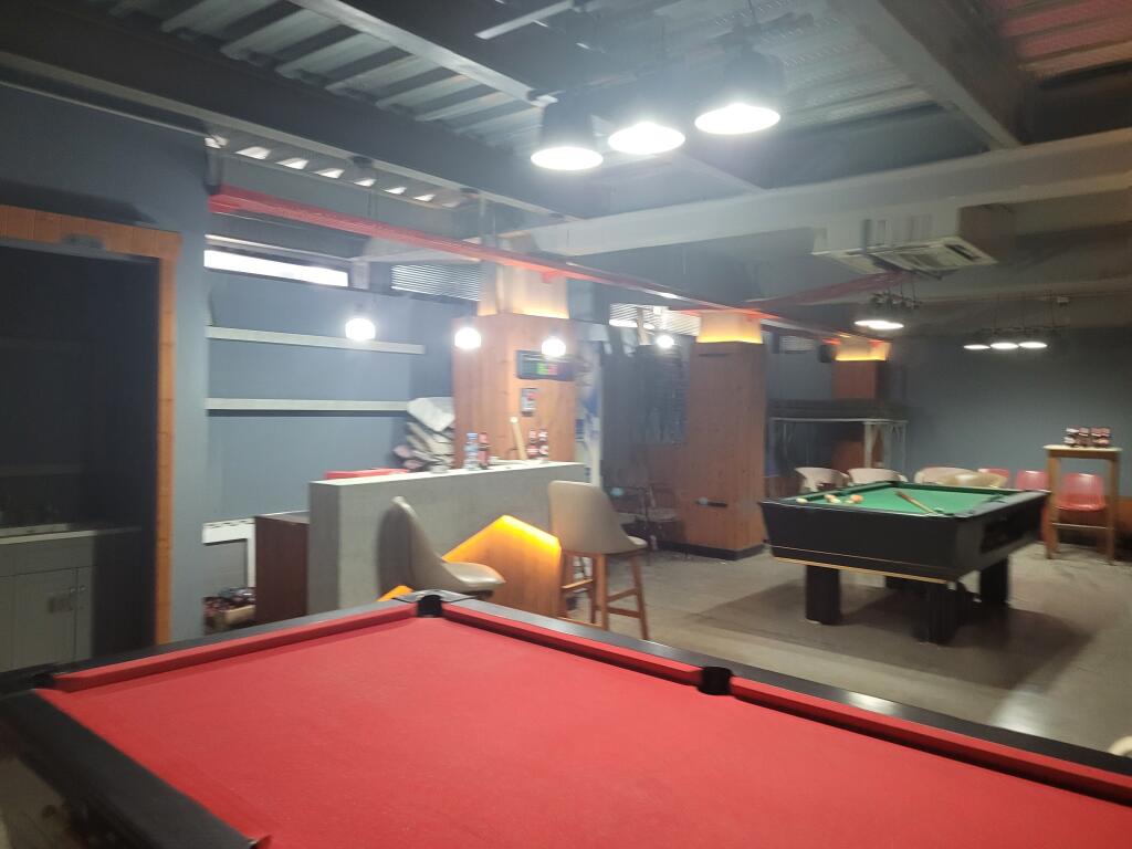 Locale commerciale su 2 piani in affitto a Lapraka