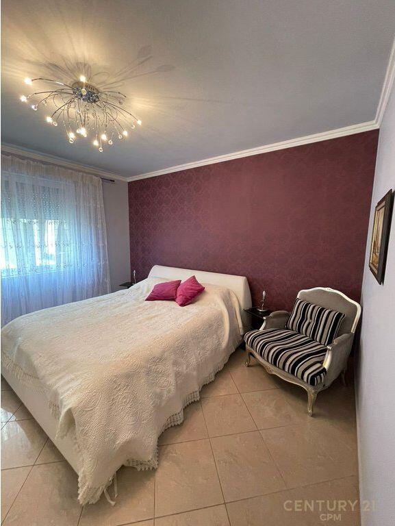 Jepet me qira apartament 3+1 pranë Gardës, me post parkimi.