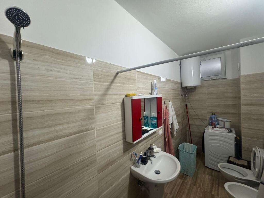 Shitet Apartament 3+1+2